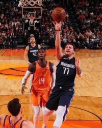  东契奇准三双独行侠客场力克太阳