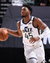  瓦兰丘纳斯30+15鹈鹕胜奇才  