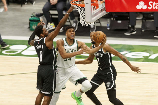  霍勒迪铁血防守雄鹿击败步行者前行