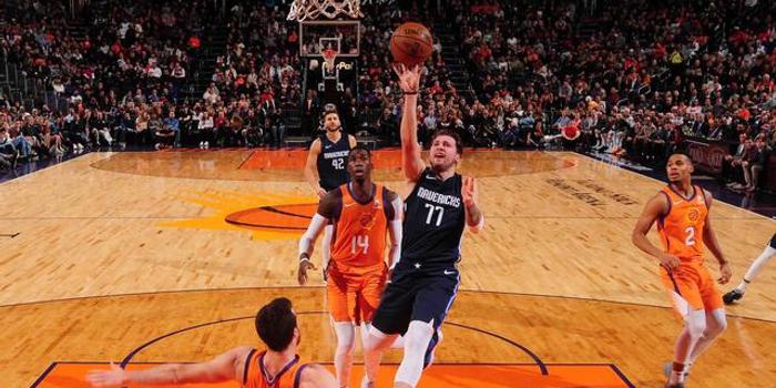  东契奇准三双独行侠客场力克太阳